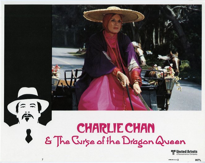 Charlie Chan and the Curse of the Dragon Queen - Lobbykaarten - Angie Dickinson