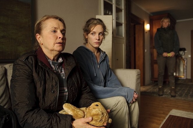 Tatort - Season 41 - Familienbande - De la película - Petra Kelling, Katharina Lorenz, Karoline Schuch