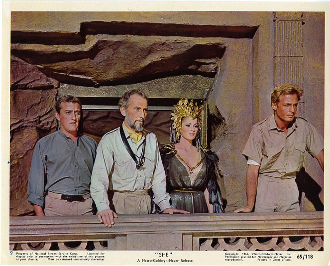 Ő - Vitrinfotók - Bernard Cribbins, Peter Cushing, Ursula Andress, John Richardson