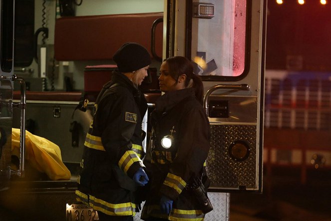 Chicago Fire - Pas de répit pour les braves - Tournage - Lauren German, Monica Raymund