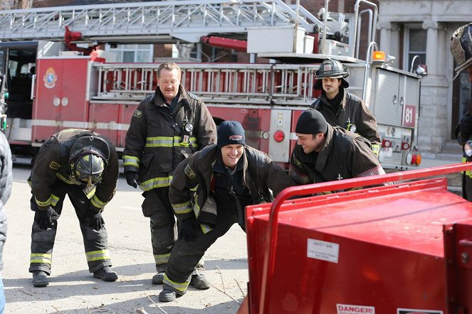 Chicago Fire - Ještě jeden pokus - Z natáčení - Christian Stolte, Jesse Spencer, Taylor Kinney, Yuriy Sardarov