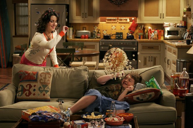 Two and a Half Men - Filmfotos - Melanie Lynskey, Angus T. Jones