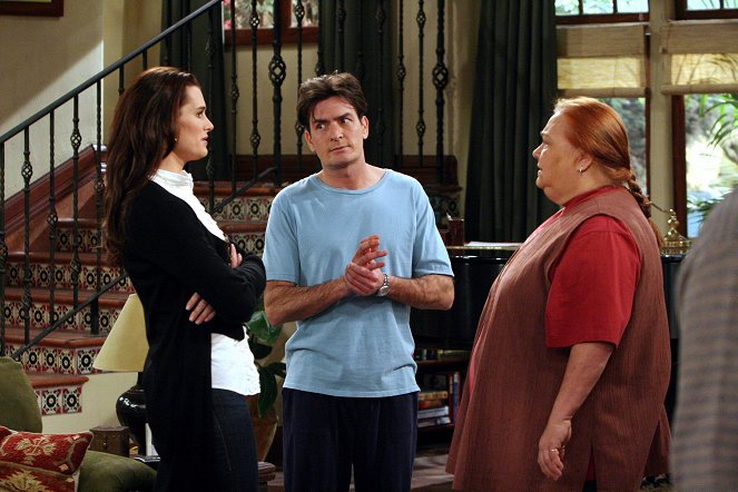 Two and a Half Men - That's Summer Sausage, Not Salami - Photos - Brooke Shields, Charlie Sheen, Conchata Ferrell