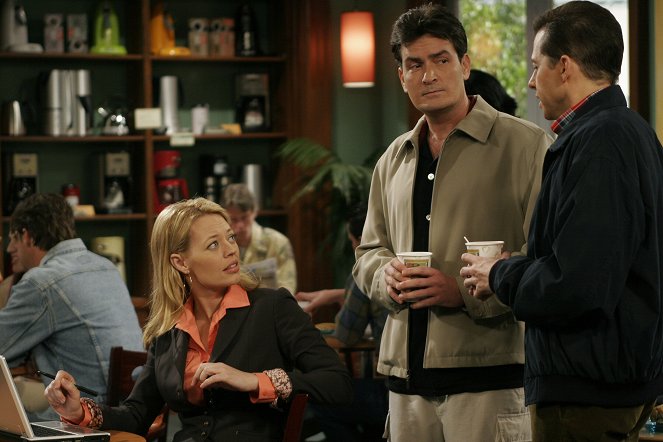 Two and a Half Men - Season 2 - A Low, Guttural Tongue-Flapping Noise - Photos - Jeri Ryan, Charlie Sheen, Jon Cryer