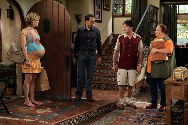 Two and a Half Men - Season 4 - Repeated Blows to His Unformed Head - Photos - Sara Rue, Jon Cryer, Charlie Sheen, Conchata Ferrell