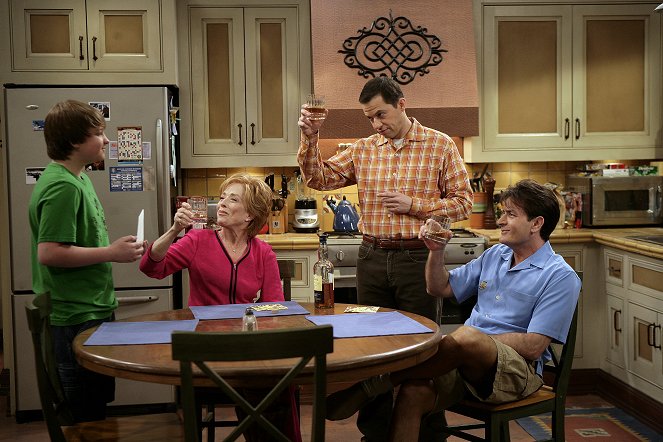Two and a Half Men - Filmfotos - Angus T. Jones, Holland Taylor, Jon Cryer, Charlie Sheen