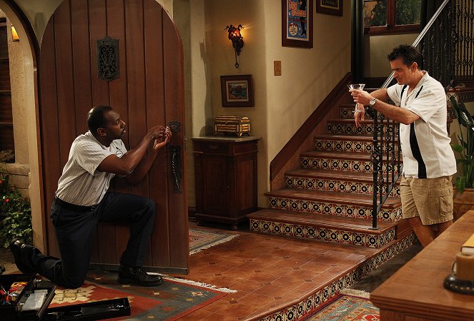 Two and a Half Men - Season 8 - A Bottle of Wine and a Jackhammer - Photos - Rodney J. Hobbs, Charlie Sheen