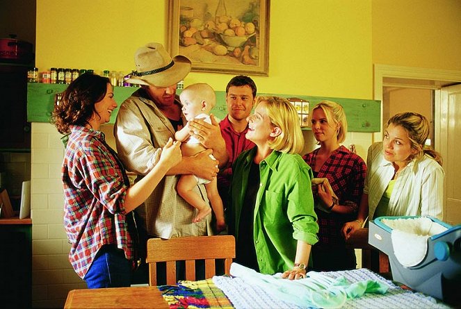 McLeod lányai - Season 2 - Hát nem baba? - Filmfotók - Lisa Chappell, Rodger Corser, Sonia Todd, Jessica Napier, Bridie Carter