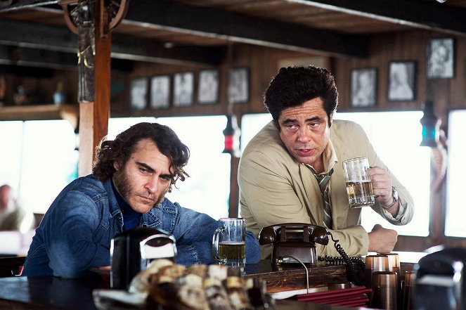 Vício Intrínseco - Do filme - Joaquin Phoenix, Benicio Del Toro