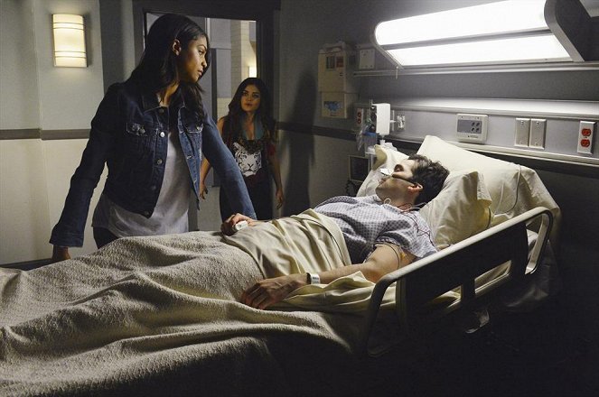 Pretty Little Liars - EscApe from New York - Photos - Lucy Hale