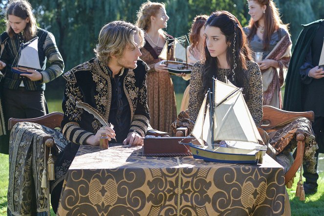 Reign - A Chill in the Air - Photos - Toby Regbo, Adelaide Kane