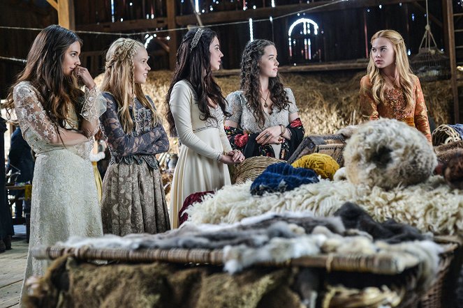 Reign - A Chill in the Air - Photos - Caitlin Stasey, Jenessa Grant, Adelaide Kane, Anna Popplewell, Celina Sinden