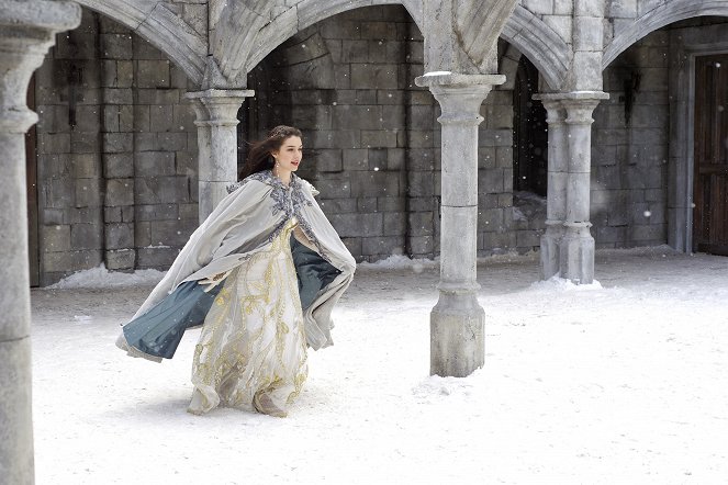 Reign - Toy Soldiers - De la película - Adelaide Kane