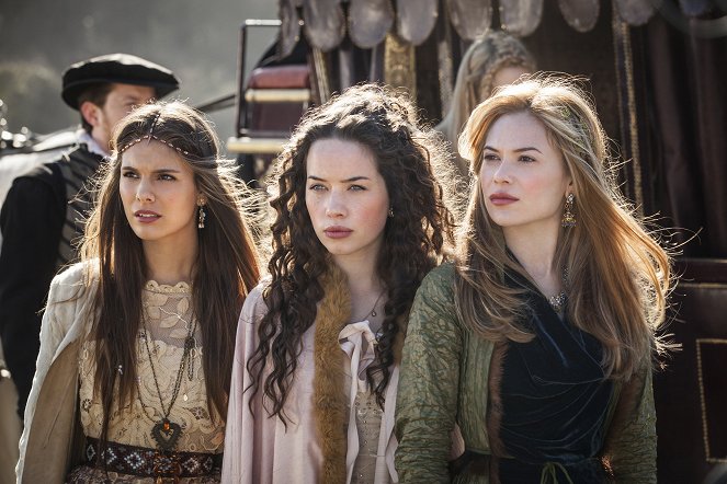 Reign - Season 1 - Pilot - Photos - Caitlin Stasey, Anna Popplewell, Celina Sinden