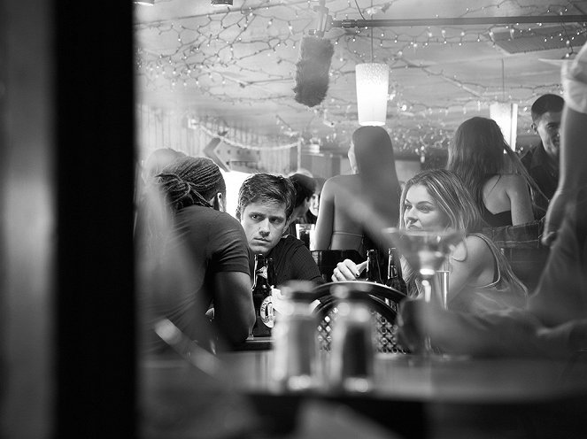 Graceland - Ügynökjátszma - Forgatási fotók - Aaron Tveit, Serinda Swan