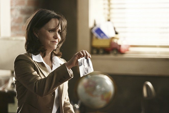 Brothers & Sisters - An Act of Will - Photos - Sally Field