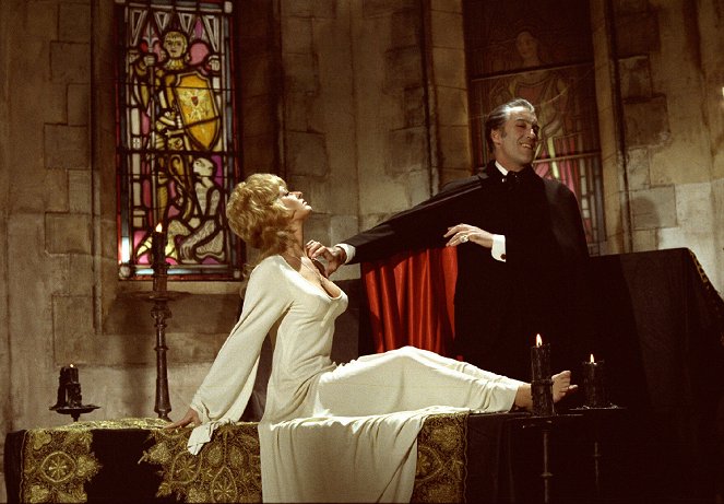 Dracula A.D. 1972 - Van film - Stephanie Beacham, Christopher Lee