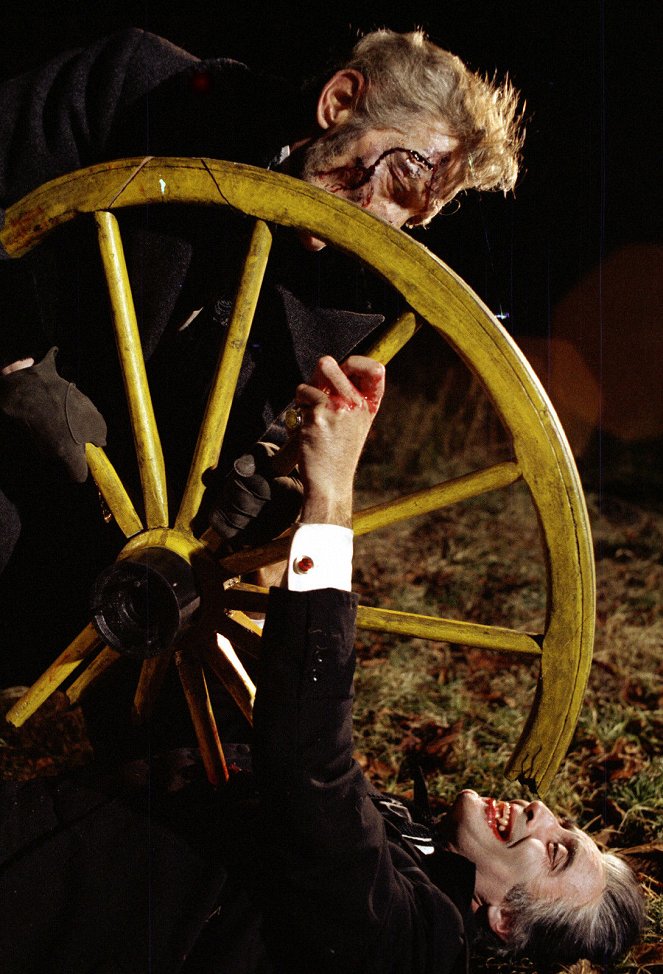 Dracula jagt Mini-Mädchen - Filmfotos - Peter Cushing, Christopher Lee