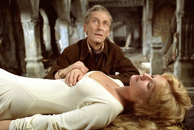 Dracula A.D. 1972 - Van film - Peter Cushing, Stephanie Beacham