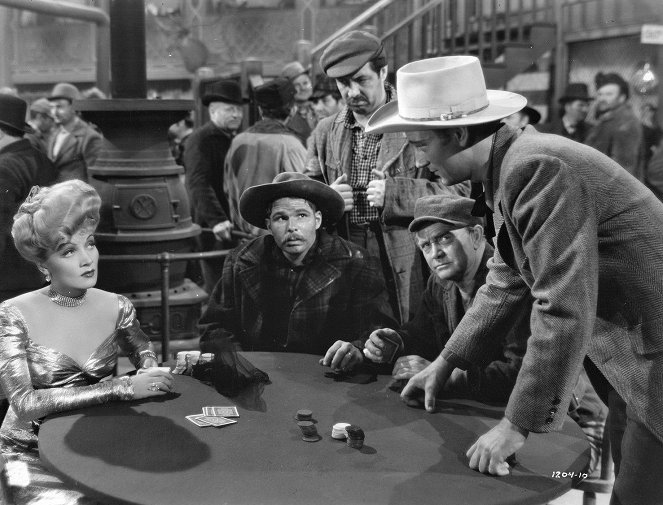 Kultaryöstö - Kuvat elokuvasta - Marlene Dietrich, John Wayne