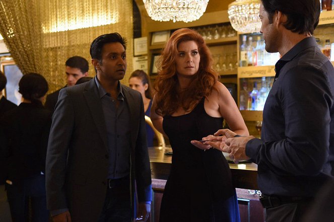 The Mysteries of Laura - Season 1 - The Mystery of the Dead Date - Photos - Debra Messing