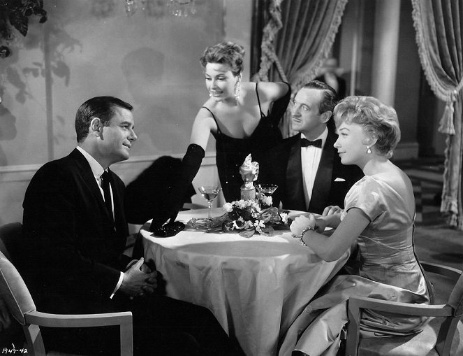 Todas las mujeres quieren casarse - De la película - Gig Young, Carmen Phillips, David Niven, Shirley MacLaine