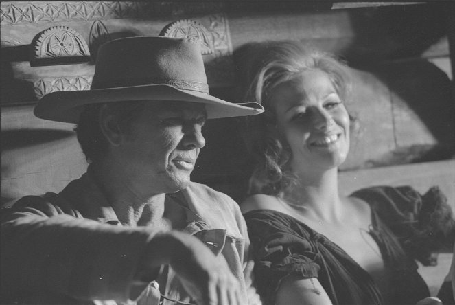 Aconteceu no Oeste - De filmagens - Charles Bronson, Claudia Cardinale