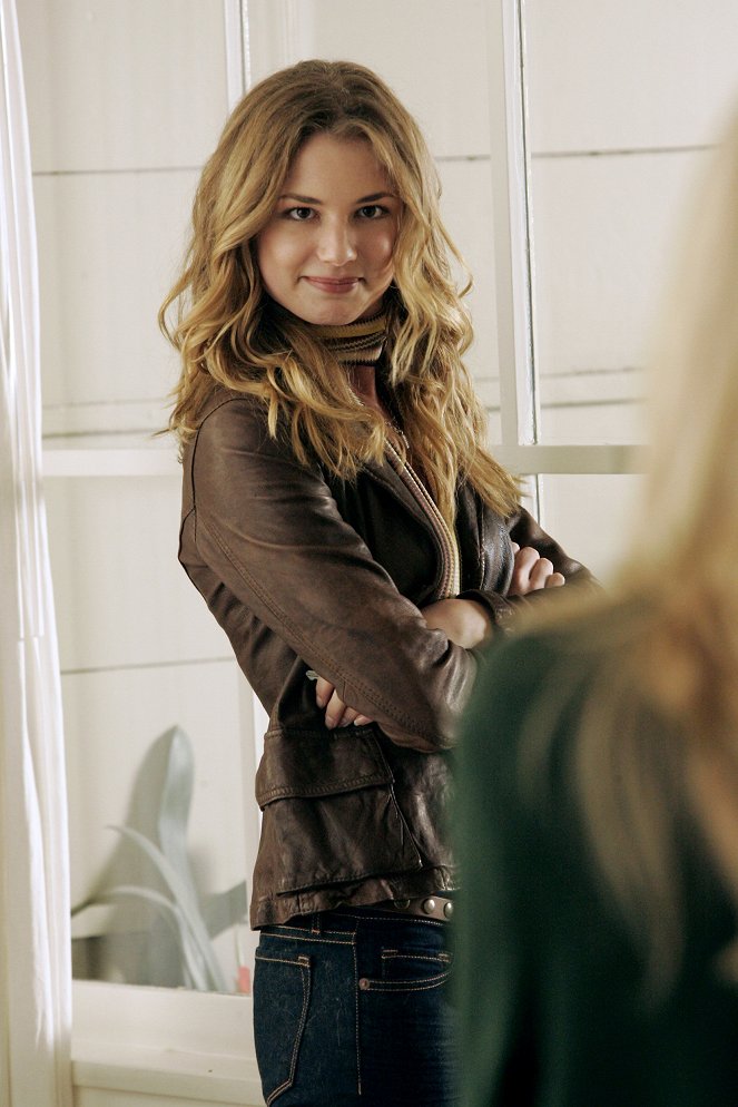 Brothers & Sisters - Season 1 - Love Is Difficult - Photos - Emily VanCamp