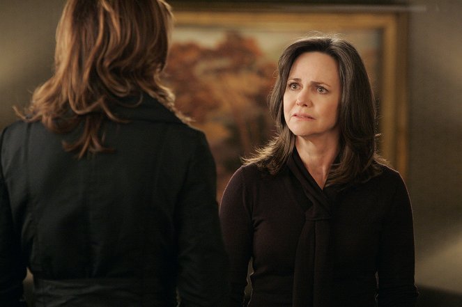 Brothers & Sisters - Season 1 - The Other Walker - Photos - Sally Field
