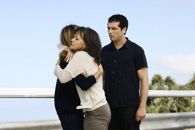 Brothers & Sisters - An American Family - Photos - Sally Field, Matthew Rhys