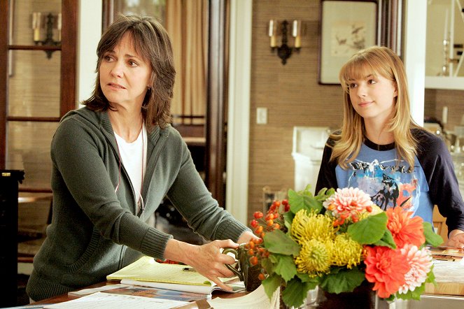 Brothers & Sisters - Two Places - Z filmu - Sally Field, Emily VanCamp