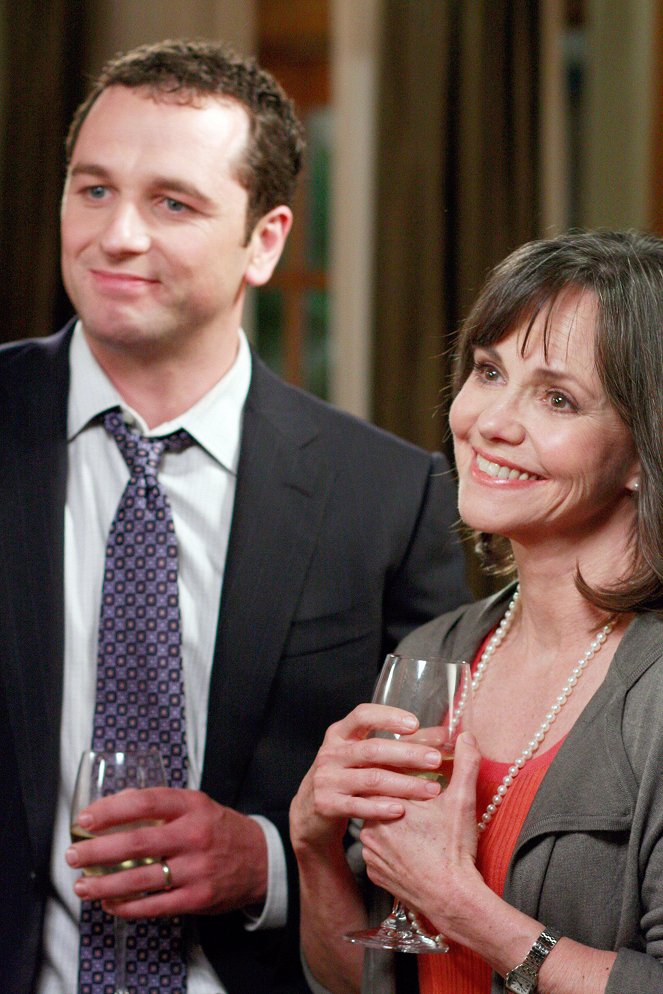 Brothers & Sisters - Book Burning - Photos - Matthew Rhys, Sally Field