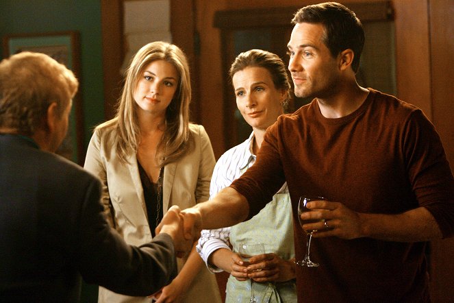 Brothers & Sisters - Going Once... Going Twice - Photos - Emily VanCamp, Rachel Griffiths, Luke Macfarlane