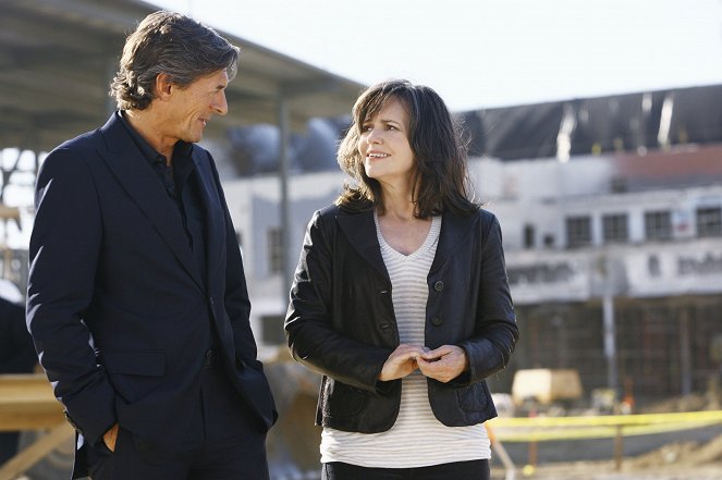 Brothers & Sisters - Sibling Rivalry - Photos - Nigel Havers, Sally Field