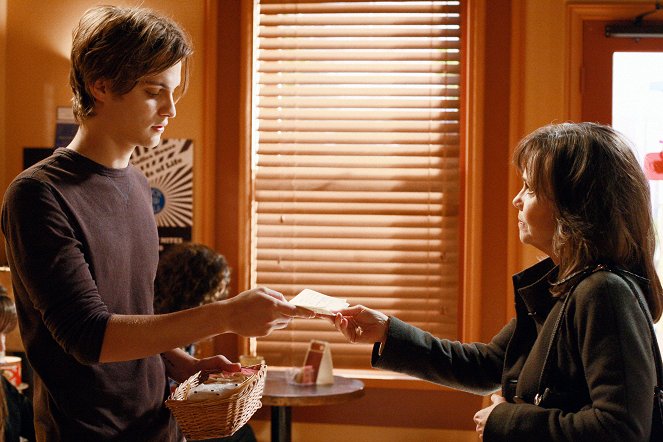 Brothers & Sisters - Season 3 - Lost and Found - Photos - Luke Grimes, Sally Field