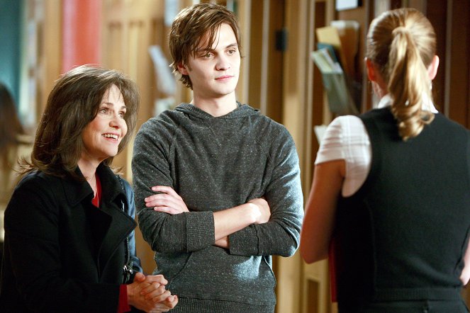 Brothers & Sisters - Taking Sides - Photos - Sally Field, Luke Grimes