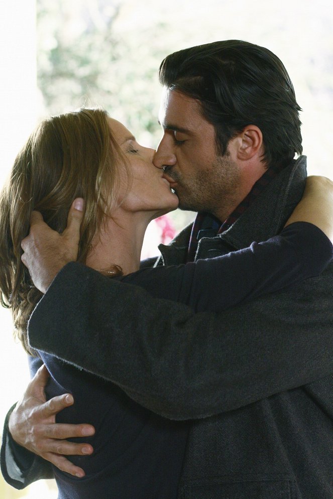 Brothers & Sisters - From France with Love - Van film - Rachel Griffiths, Gilles Marini