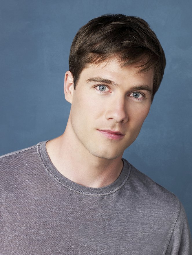 Brothers & Sisters - Promo - Luke Macfarlane