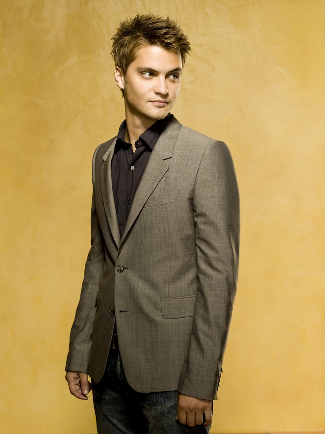 Perhesiteet - Promokuvat - Luke Grimes