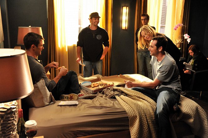 Testvérek - Season 5 - Szerezz szobát - Forgatási fotók - Luke Macfarlane, Matthew Rhys, Calista Flockhart