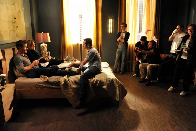 Testvérek - Season 5 - Szerezz szobát - Forgatási fotók - Luke Macfarlane, Calista Flockhart, Matthew Rhys