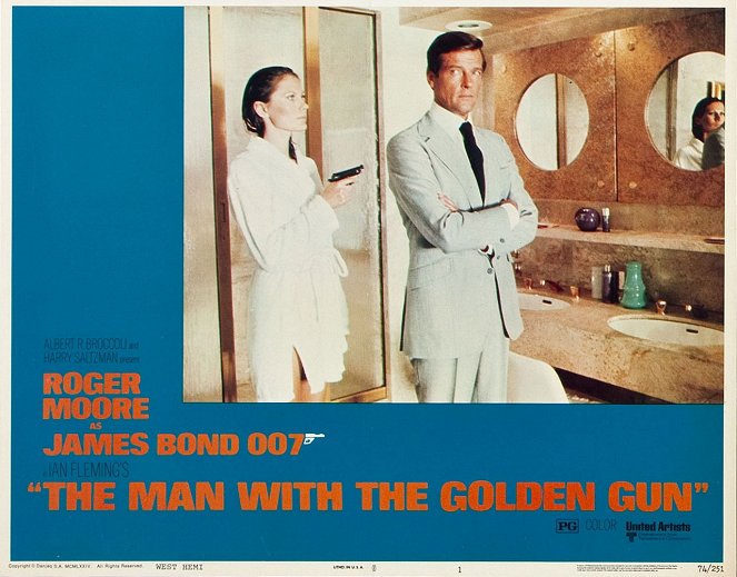 Kultainen ase - Mainoskuvat - Maud Adams, Roger Moore