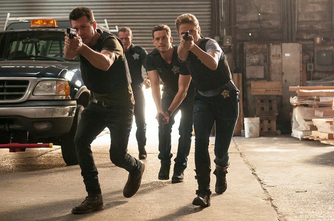 Chicago P.D. - Season 2 - Get My Cigarettes - Photos - Jon Seda, Jason Beghe, Jesse Lee Soffer, Sophia Bush