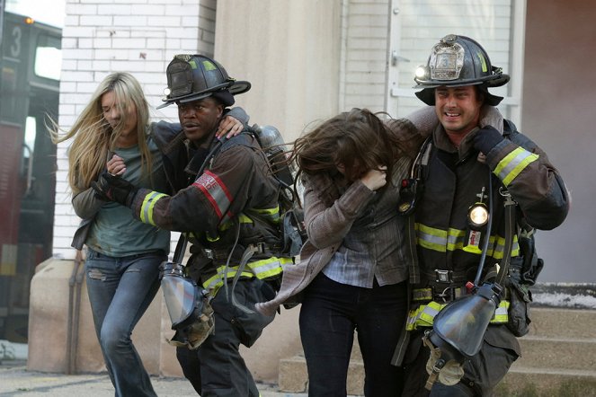 Chicago Fire - Season 3 - Always - Photos - Edwin Hodge, Taylor Kinney