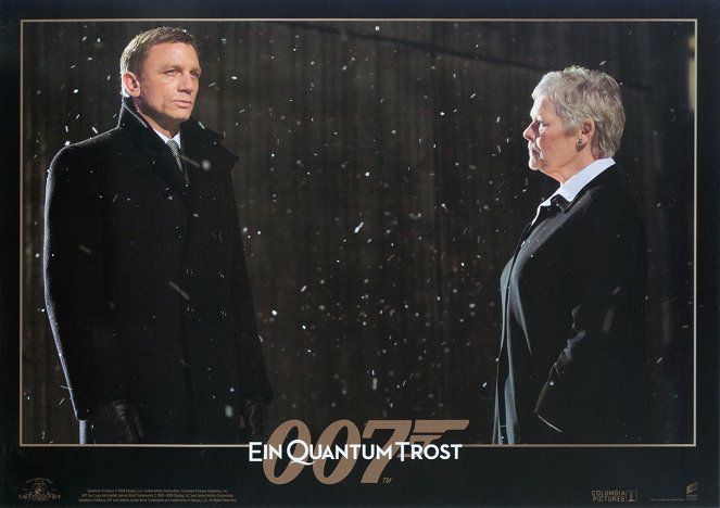 James Bond 007: Ein Quantum Trost - Lobbykarten - Daniel Craig, Judi Dench