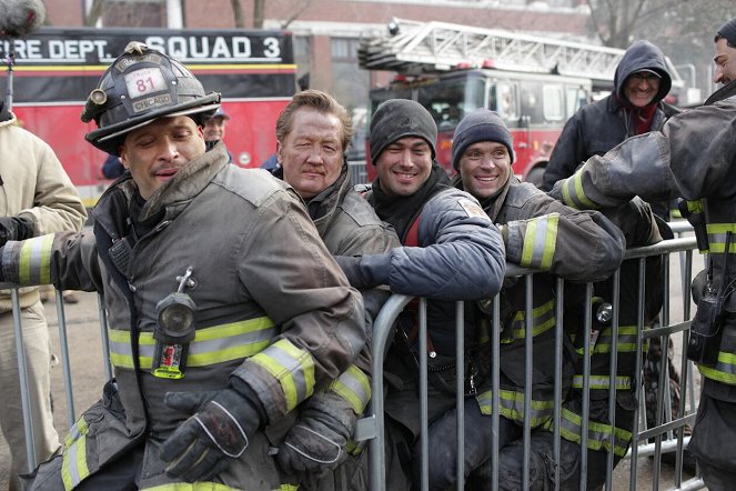 Chicago Fire - Ein schwarzer Tag - Dreharbeiten - Joe Minoso, Christian Stolte, Taylor Kinney, Jesse Spencer