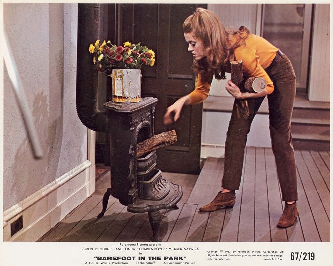 Bosé nohy v parku - Fotosky - Jane Fonda