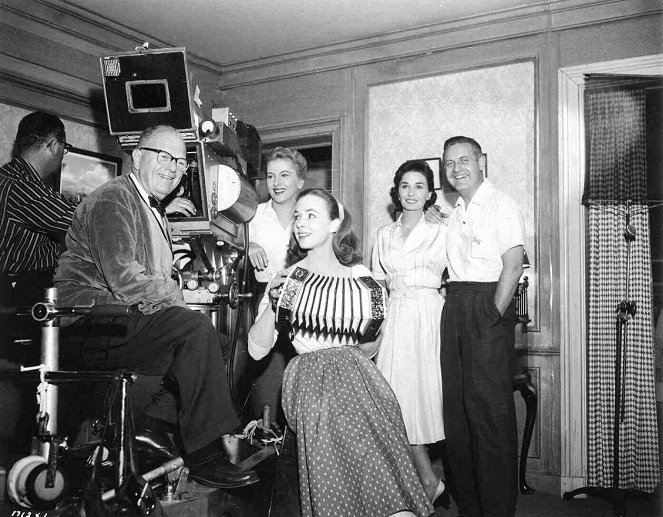 Until They Sail - Tournage - Joseph Ruttenberg, Joan Fontaine, Piper Laurie, Jean Simmons, Robert Wise