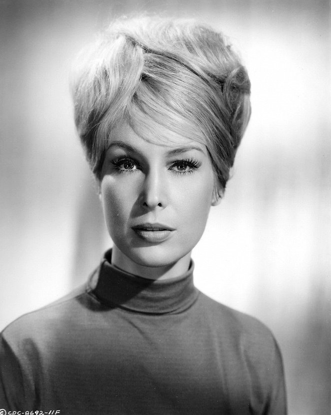 The New Interns - Promoción - Barbara Eden