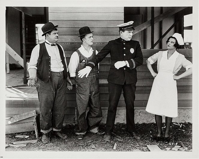 The Finishing Touch - Filmfotók - Oliver Hardy, Stan Laurel, Edgar Kennedy, Dorothy Coburn